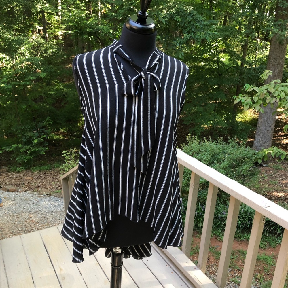 🔴FIRM...Cha Cha Vente High-Low Black & White Top